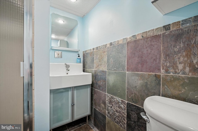 122 Waverly Rd, Wyncote, PA 19095 - bathroom featuring tile walls, vanity, and toilet