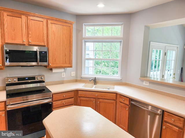 9120 Stonegarden Dr, Lorton, VA 22079 - kitchen with stainless steel appliances, a sink, plenty of natural light, light countertops, and recessed lighting