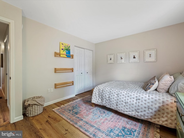 1549 N Jefferson Ct, Lancaster, PA 17602 - bedroom with wood finished floors, a closet, and baseboards