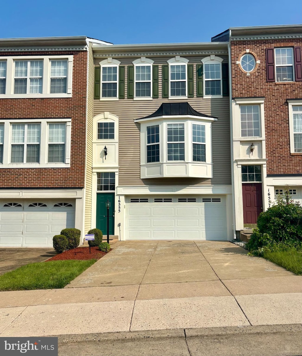16555 Bramblewood Ln, Woodbridge, VA 22191 - townhome / multi-family property featuring a garage and driveway