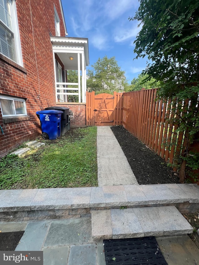 2108 26th St S, Arlington, VA 22206 - view of yard with a gate