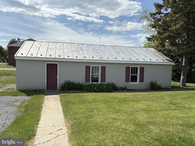 524 S Pitt St, Carlisle, PA 17013 - ranch-style house with stucco siding, a standing seam roof, a front lawn, and metal roof
