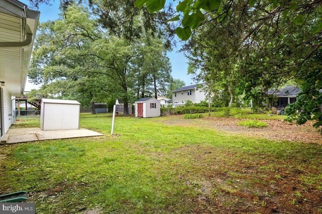 643 University Dr, Waldorf, MD 20602 - view of yard with a patio area