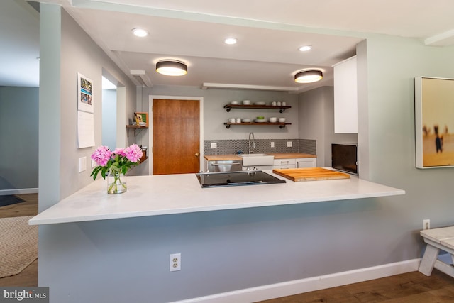 2539 Aquetong Rd, New Hope, PA 18938 - kitchen featuring a sink, a peninsula, baseboards, black electric cooktop, and recessed lighting