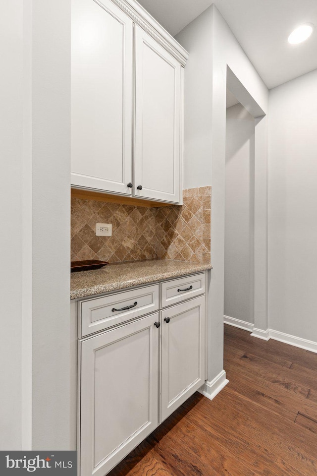 1509 Blakes Legacy Dr, Bel Air, MD 21014 - bar area with dark wood finished floors and tasteful backsplash