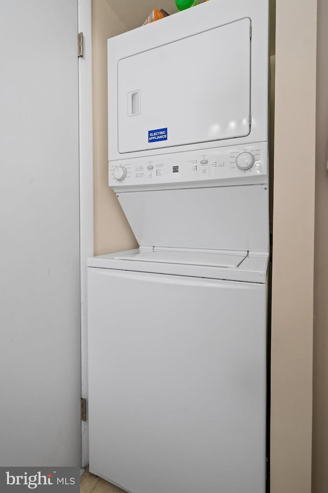 1210 Chelmsford Cir Unit 1210, Newark, DE 19713 - laundry area with stacked washing machine and dryer