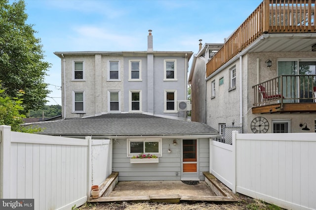 534 Spring Mill Ave, Conshohocken, PA 19428 - multi unit property with a shingled roof and a balcony