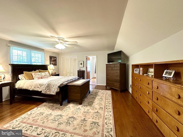 113 Sypherd Dr, Newark, DE 19711 - bedroom featuring dark wood-type flooring, a ceiling fan, and a closet