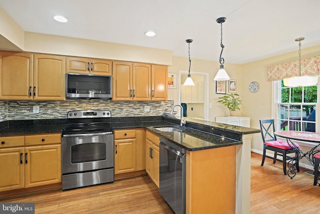 408 Maravista Ct, Silver Spring, MD 20905 - kitchen featuring stainless steel appliances, a sink, a peninsula, light wood-style flooring, and recessed lighting