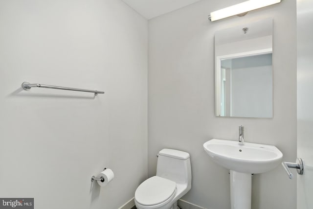 2101 Market St Unit 902, Philadelphia, PA 19103 - bathroom with toilet and baseboards