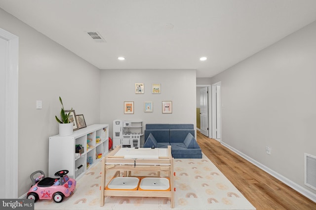4301 Ivanhoe Pl, Alexandria, VA 22304 - living area featuring wood finished floors, recessed lighting, and baseboards