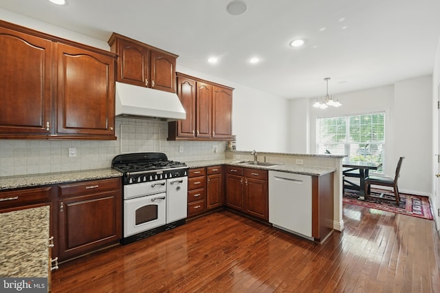 19885 Naples Lakes Ter, Ashburn, VA 20147 - kitchen with white appliances, under cabinet range hood, a chandelier, a peninsula, and dark wood finished floors