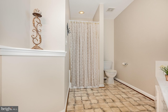 4784 Wermuth Way, Woodbridge, VA 22192 - full bath featuring a tub, toilet, baseboards, and a shower with shower curtain