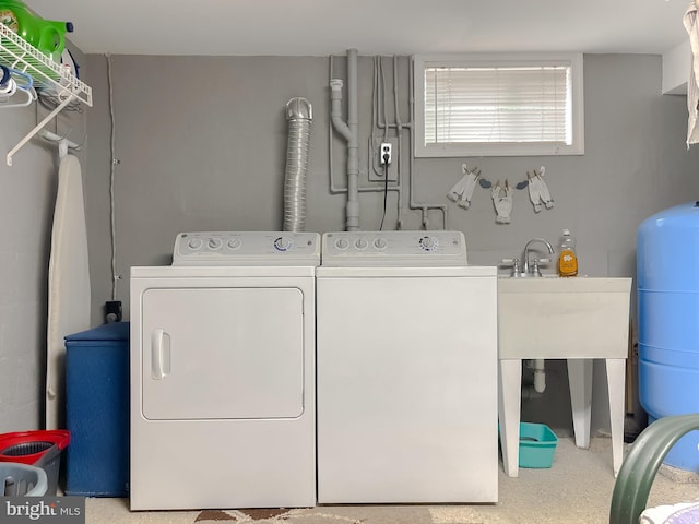 6165 Hawthorne Rd, La Plata, MD 20646 - laundry room featuring washing machine and clothes dryer