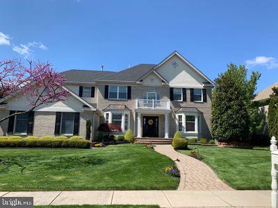 1 Brookwood Rd, Mount Laurel, NJ 08054 - view of front facade with a balcony and a front yard