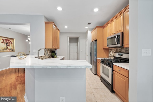 25 Kennedy Ct, Princeton, NJ 08540 - kitchen featuring stainless steel appliances, a peninsula, decorative backsplash, recessed lighting, and baseboards