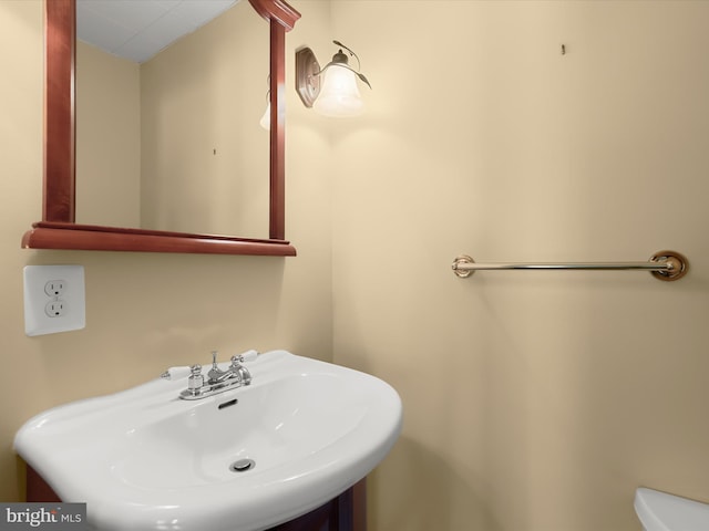 1229 7 Oaks Rd, Halethorpe, MD 21227 - half bath featuring a sink and toilet