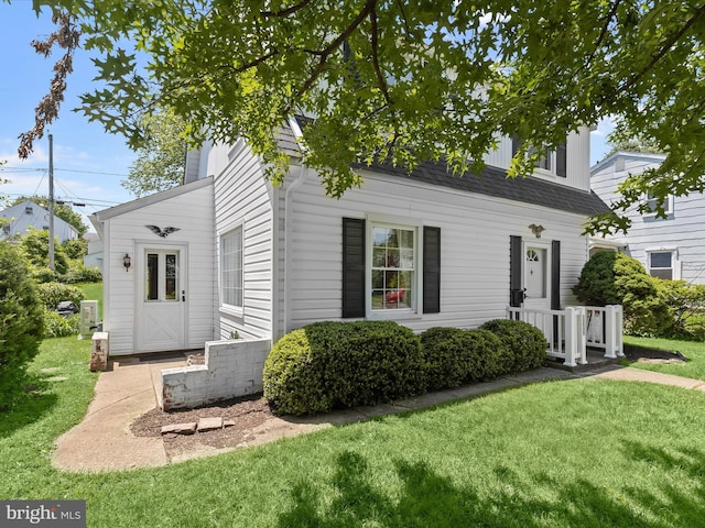 1229 7 Oaks Rd, Halethorpe, MD 21227 - view of front of property with a front lawn and roof with shingles