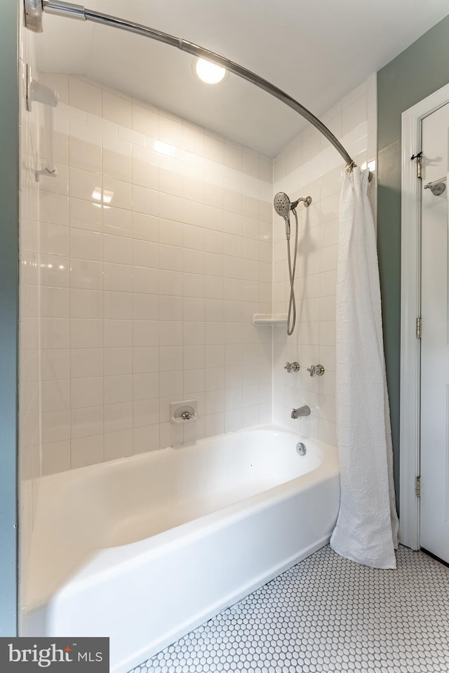 5632 Glenwood Dr, Alexandria, VA 22310 - full bath featuring shower / tub combo with curtain