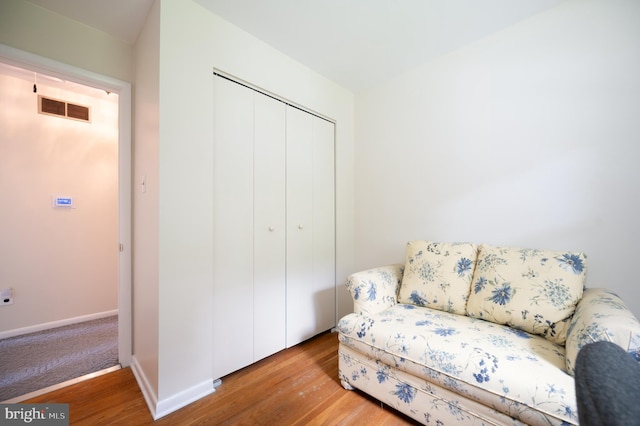 38 Gill Dr, Newark, DE 19713 - living area with wood finished floors and baseboards