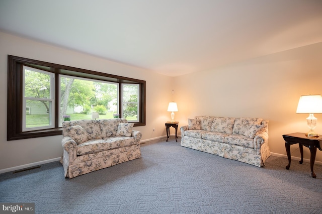 38 Gill Dr, Newark, DE 19713 - carpeted living area with baseboards