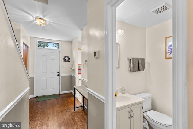 841 Mchenry St, Baltimore, MD 21230 - foyer entrance featuring dark wood-style flooring