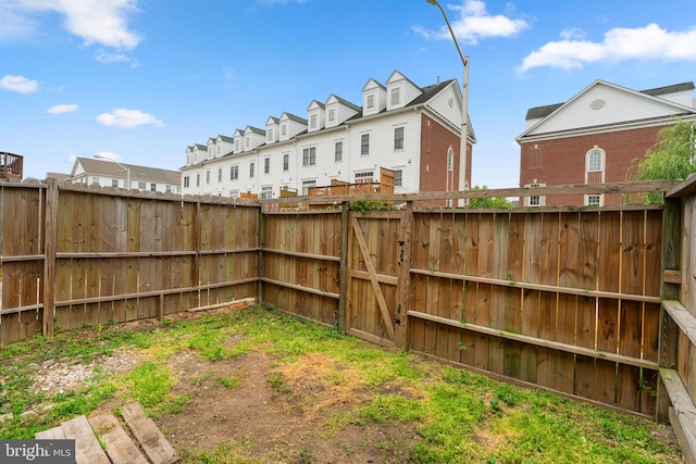 841 Mchenry St, Baltimore, MD 21230 - fenced backyard with a residential view