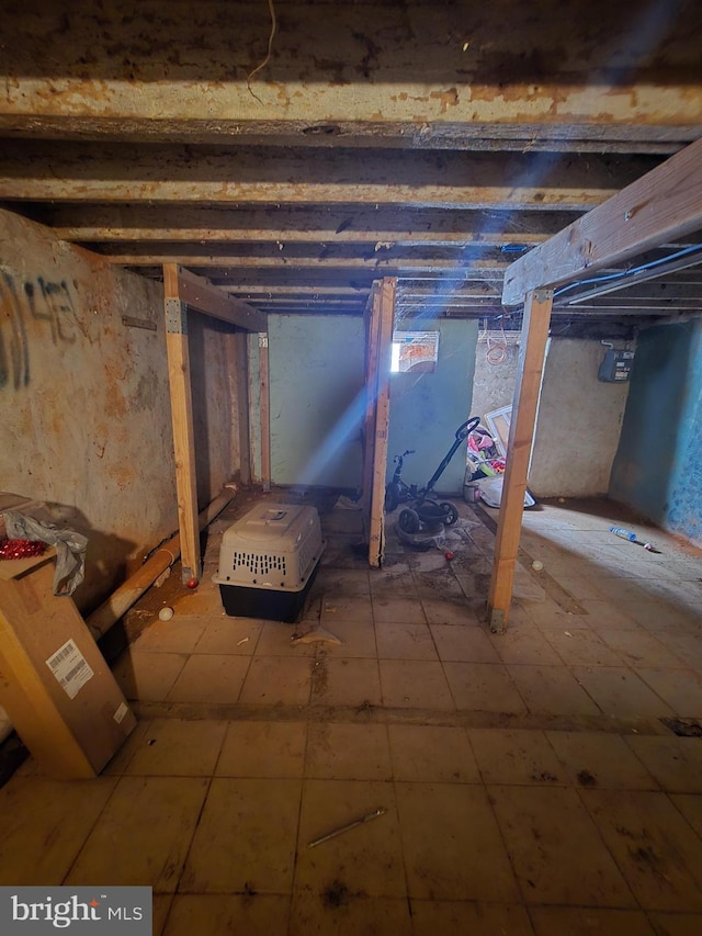 3951 N Delhi St, Philadelphia, PA 19140 - unfinished below grade area featuring gas meter