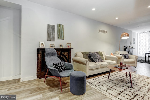 107 W Ostend St, Baltimore, MD 21230 - living area featuring wood finished floors, recessed lighting, and baseboards
