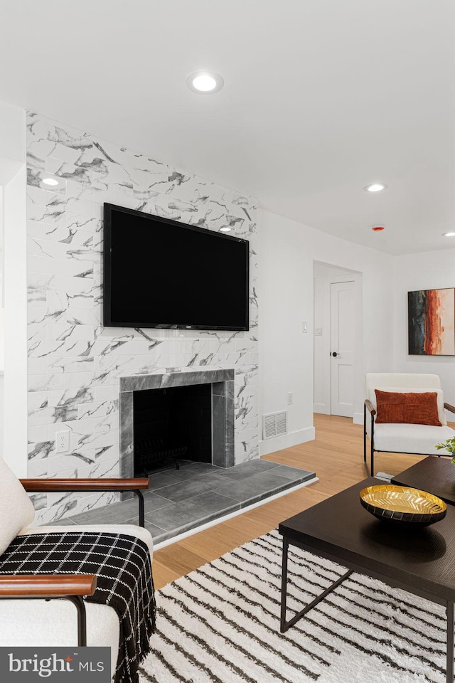 726 Darby Paoli Rd, Newtown Square, PA 19073 - living room featuring wood finished floors, recessed lighting, a premium fireplace, and baseboards
