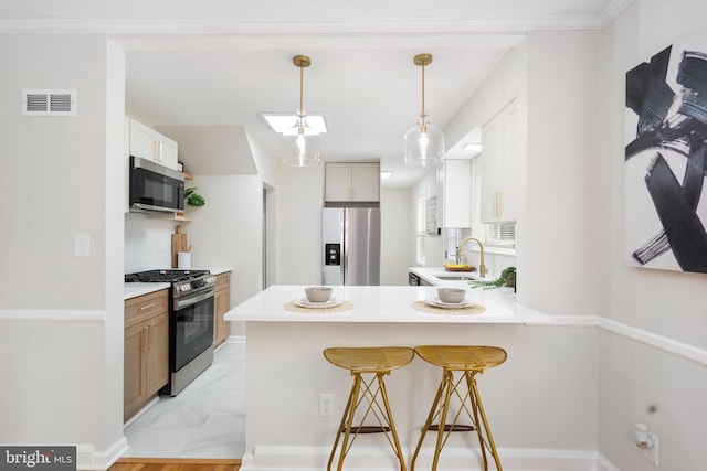517 Worcester, Towson, MD 21286 - kitchen with stainless steel appliances, a sink, a peninsula, a breakfast bar area, and light countertops