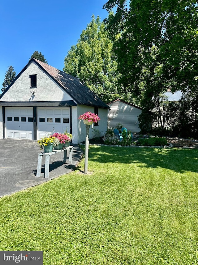 647 Aronimink Pl, Drexel Hill, PA 19026 - view of green lawn featuring a detached garage