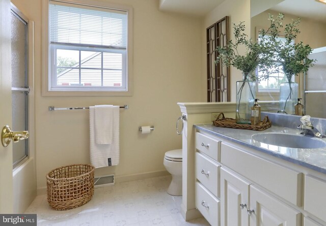 7 Brookside Cir, Myerstown, PA 17067 - full bath featuring vanity, toilet, baseboards, and bath / shower combo with glass door