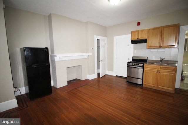 4621 N Broad St, Philadelphia, PA 19140 - kitchen featuring gas stove, freestanding refrigerator, a sink, under cabinet range hood, and dark wood-style flooring