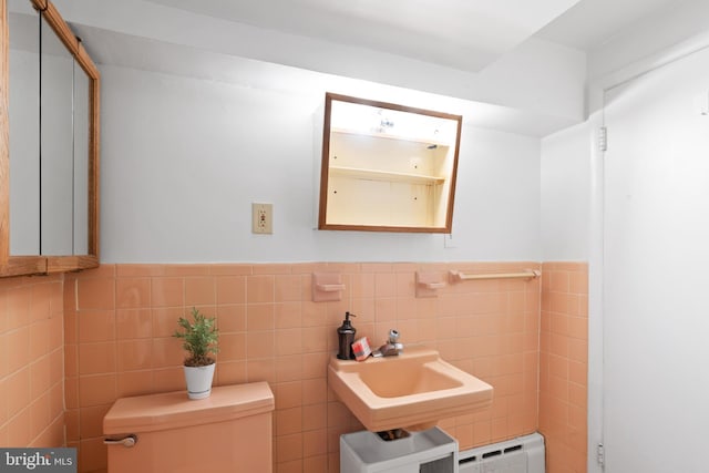 1414 N Johnson St, Arlington, VA 22201 - bathroom with toilet, baseboard heating, a sink, a wainscoted wall, and tile walls