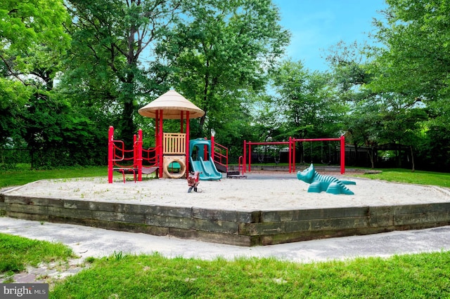 1122 S Monroe St, Arlington, VA 22204 - communal playground with a yard
