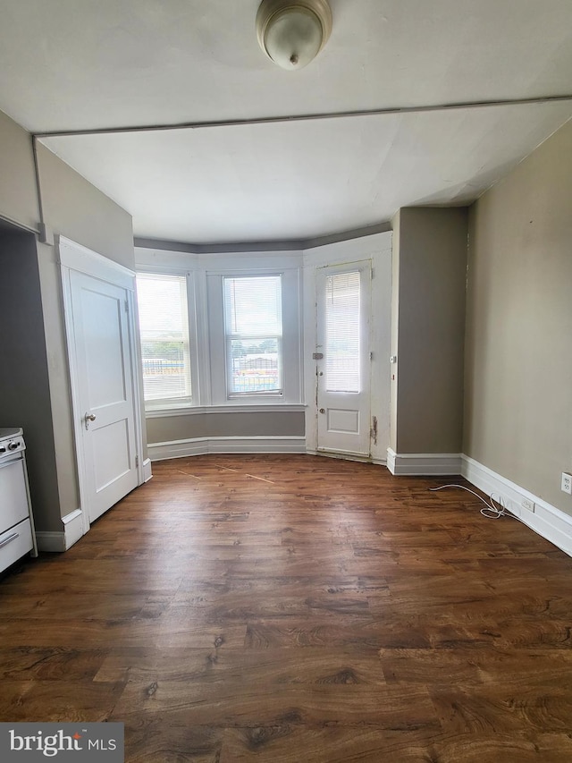 4623 N Broad St, Philadelphia, PA 19140 - foyer entrance with wood finished floors and baseboards