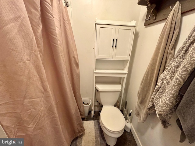 149 Smoketown Rd, Mertztown, PA 19539 - full bathroom featuring toilet, baseboards, and curtained shower