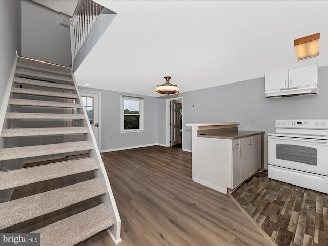 21 E D St, Brunswick, MD 21716 - stairs featuring wood finished floors and baseboards