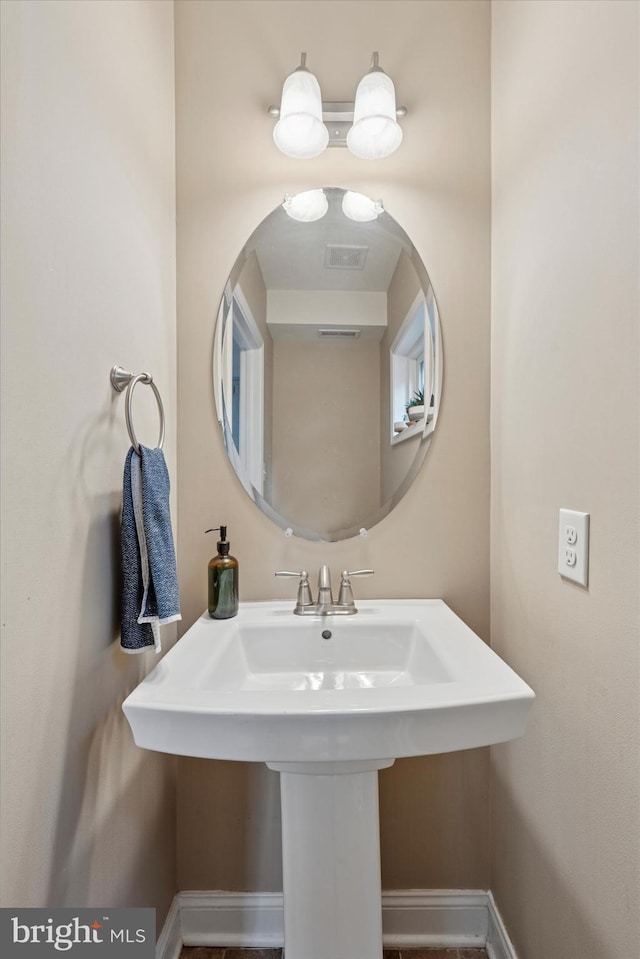 1810 Francis St, Philadelphia, PA 19130 - bathroom featuring a sink