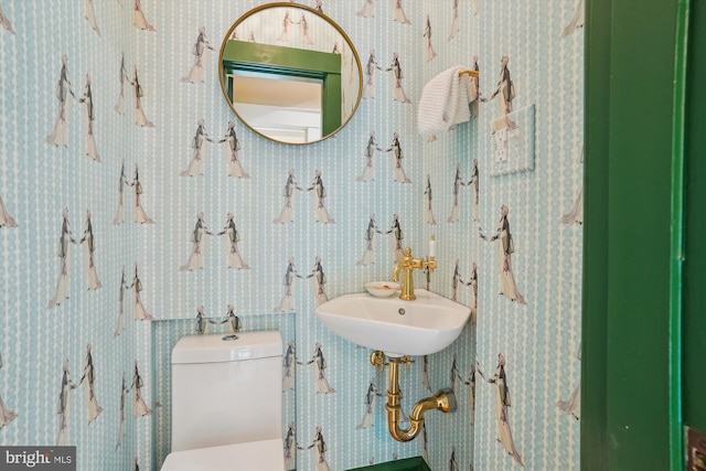 402 W Masonic View Ave, Alexandria, VA 22301 - half bathroom featuring toilet and a sink