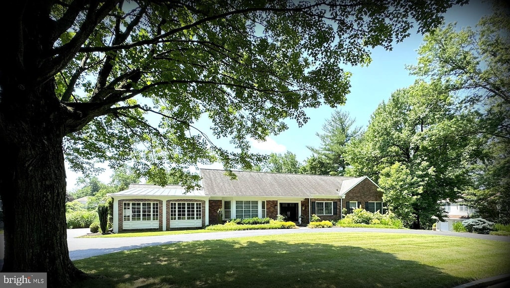 1017 Walsh Ln, Penn Valley, PA 19072 - ranch-style home with a front yard and brick siding