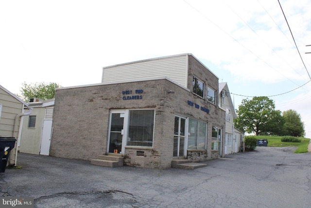 601 W Main St, New Holland, PA 17557 - view of property with entry steps