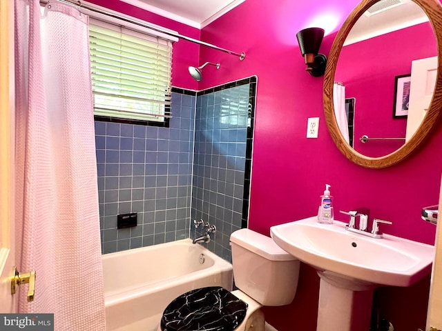 7200 Highland St, Springfield, VA 22150 - full bathroom featuring shower / tub combo with curtain and toilet