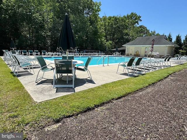 504 S Regulator Dr S, Cambridge, MD 21613 - community pool with a patio area