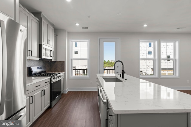 43294 Farringdon Sq, Broadlands, VA 20148 - kitchen featuring stainless steel appliances, a sink, gray cabinets, a kitchen island with sink, and recessed lighting