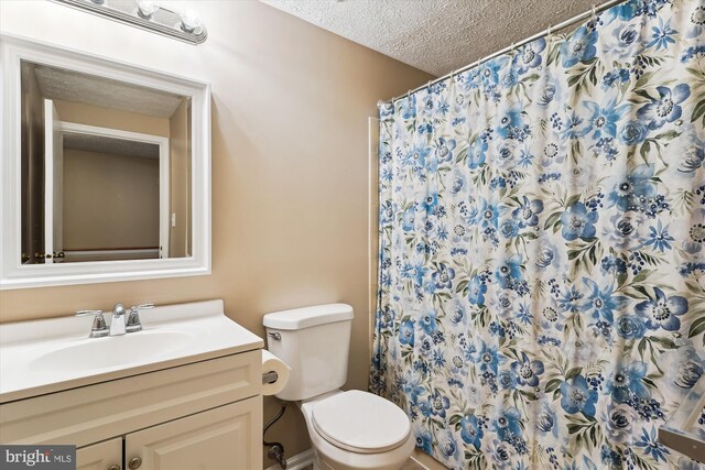 9175 Forest Lawn Ct, Springfield, VA 22152 - bathroom with a textured ceiling, toilet, vanity, and curtained shower