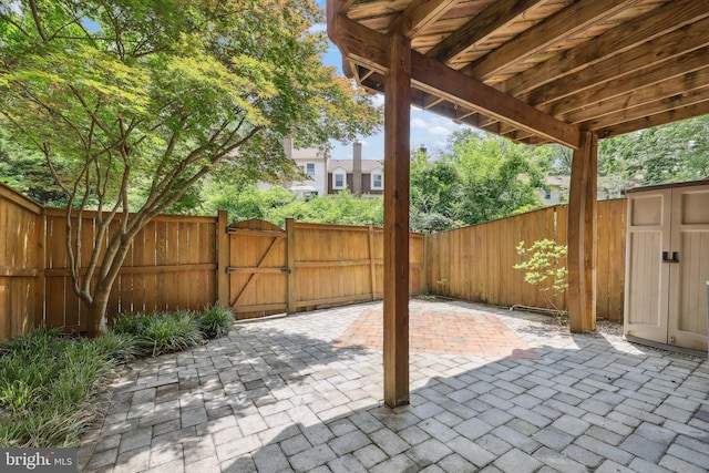 2893 Sutton Oaks Ln, Vienna, VA 22181 - fenced backyard featuring a gate and a patio area