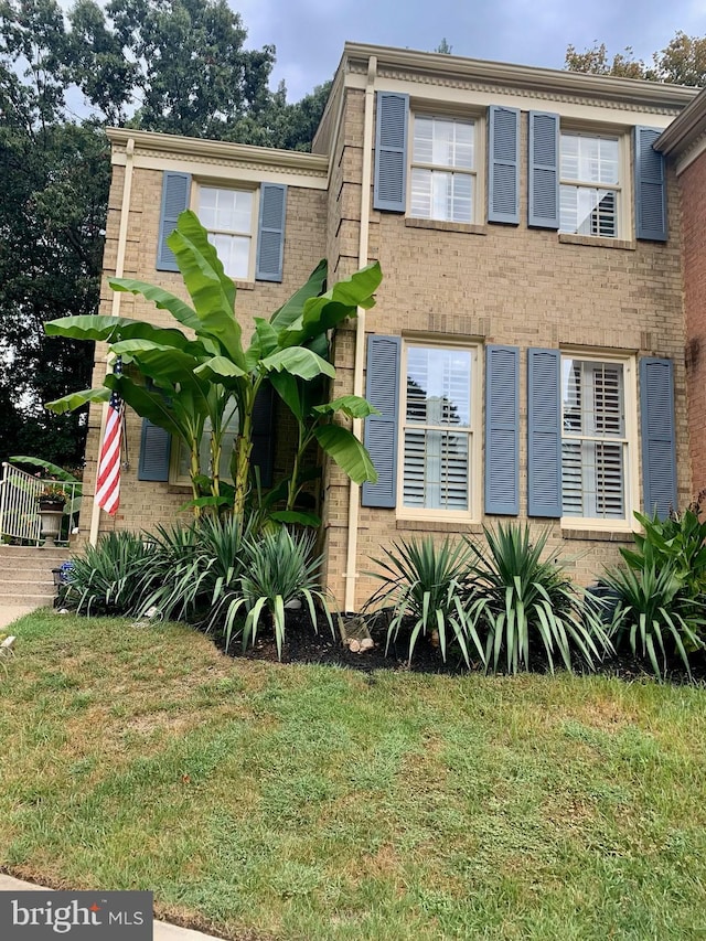 5431 Plymouth Meadows Ct, Fairfax, VA 22032 - view of front facade with a front yard and brick siding