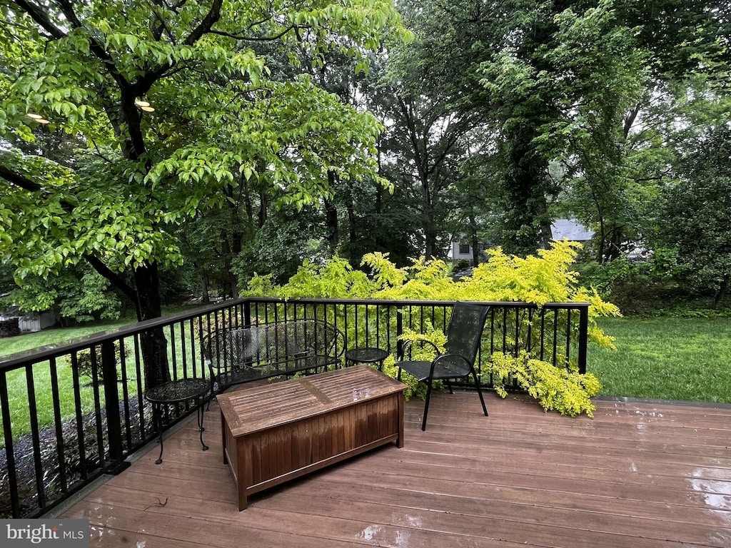 803 Cambridge Dr, Newark, DE 19711 - deck featuring a lawn